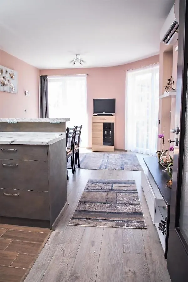Bright Apartment For 5 Guests With Free Parking ブルガス