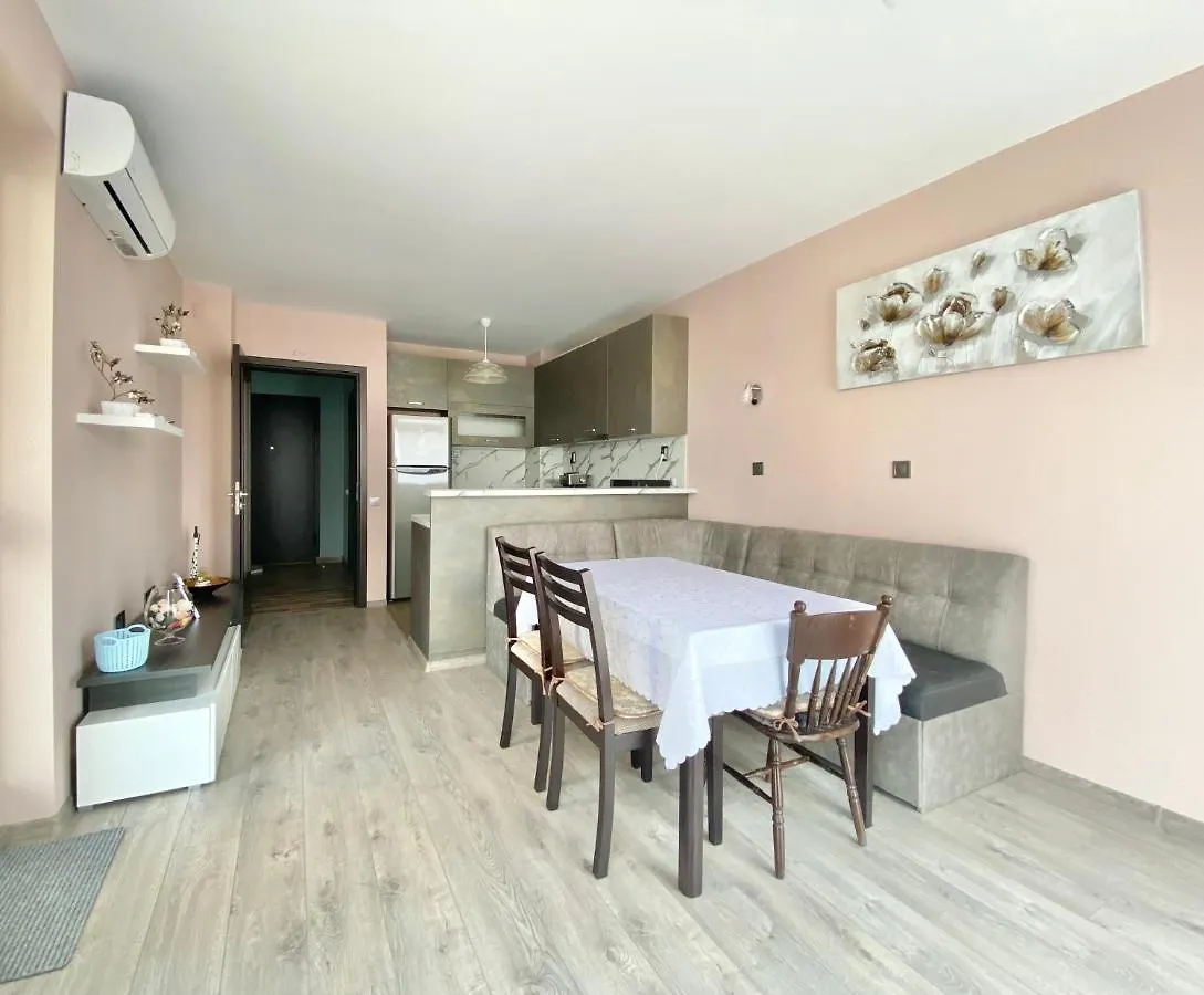 Bright Apartment For 5 Guests With Free Parking ブルガス